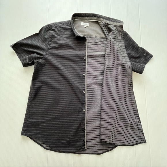 Calvin Klein Short Sleeve Button Up Shirt Black Stripe Button Sleeves Size Large - Picture 9 of 12